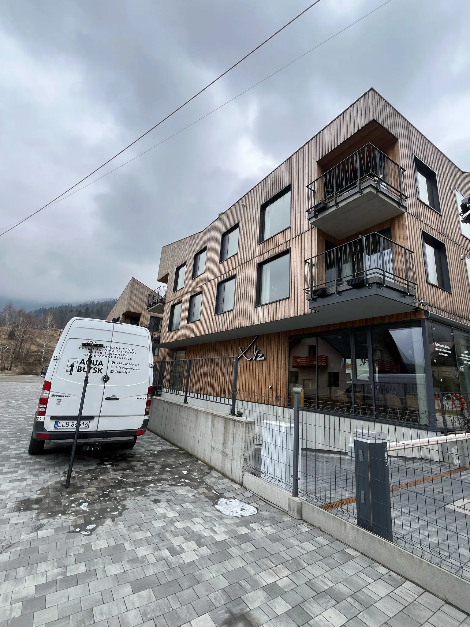 Mycie przeszkleń hotelu w Szczyrku